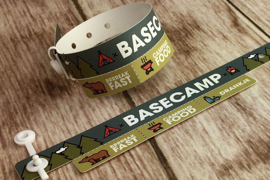 polybands met vouchers voor Basecamp: vouchers voor breakfast, food & drankje